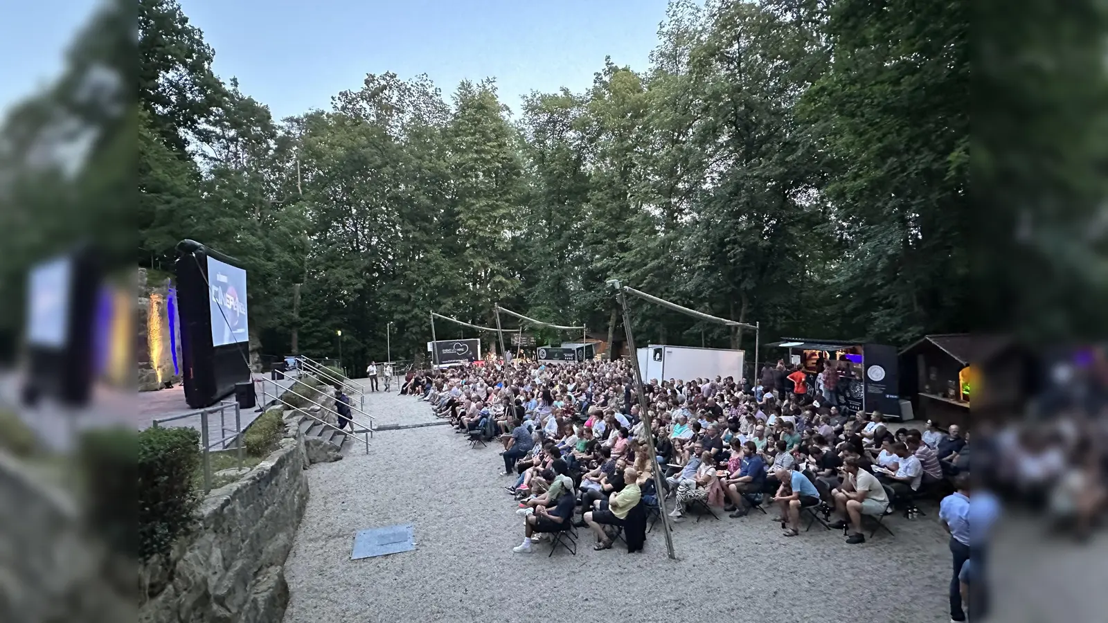Das Schlemmerkino am Schönberg bietet Filmgenuss in der Naturkulisse des ehemaligen Steinbruchs. (Bild: Stadt Grafenwöhr / Pirmin Balk)