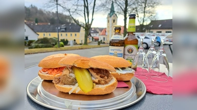 Frisch zubereitete Fischsemmeln warten am 21.02.2026 auf die Besucher (Bild: Pamela Wünsche)