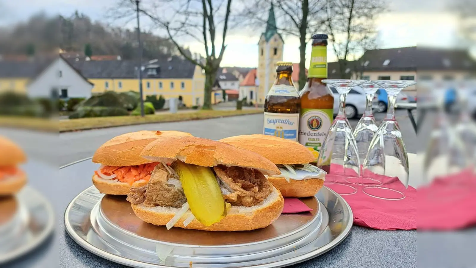 Frisch zubereitete Fischsemmeln warten am 21.02.2026 auf die Besucher (Bild: Pamela Wünsche)