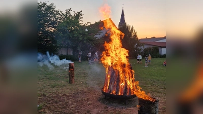 Das Johannifeuer hat ringsum im Bayerischen Lande und auch darüber hinaus vom Apostel Johannes her Tradition. Dahinter steht, wie auch auf dem Bild, die Kirche und somit der Glaube. Seelsorger Sagai segnete daher das Feuer. Und die Jugend vom Pittersberg freut sich sichtlich des Feuers.  (Bild: Michael Götz)