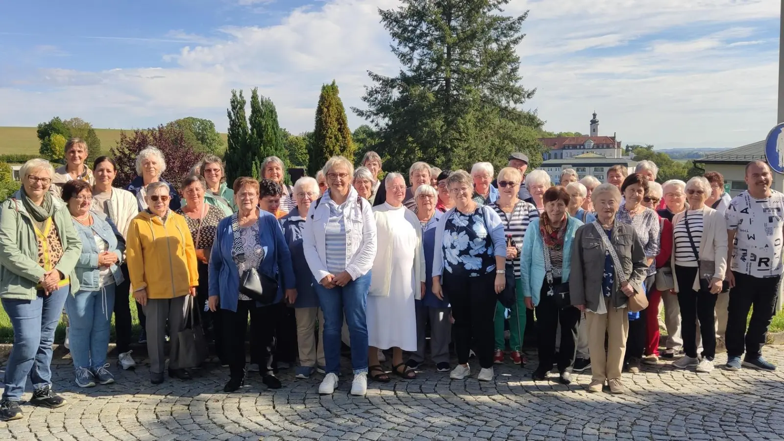 Teilnehmer der Krebsselbsthilfegruppe Vohenstrauss bei der Besichtigung von Kloster Mallersdorf. (Bild: Maria Kick)