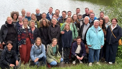 Das Bild zeigt die Teilnehmerinnen und Teilnehmer am FLAG-Treffen vor dem Frankenteich in Stralsund.  (Bild: Eik Sperling)