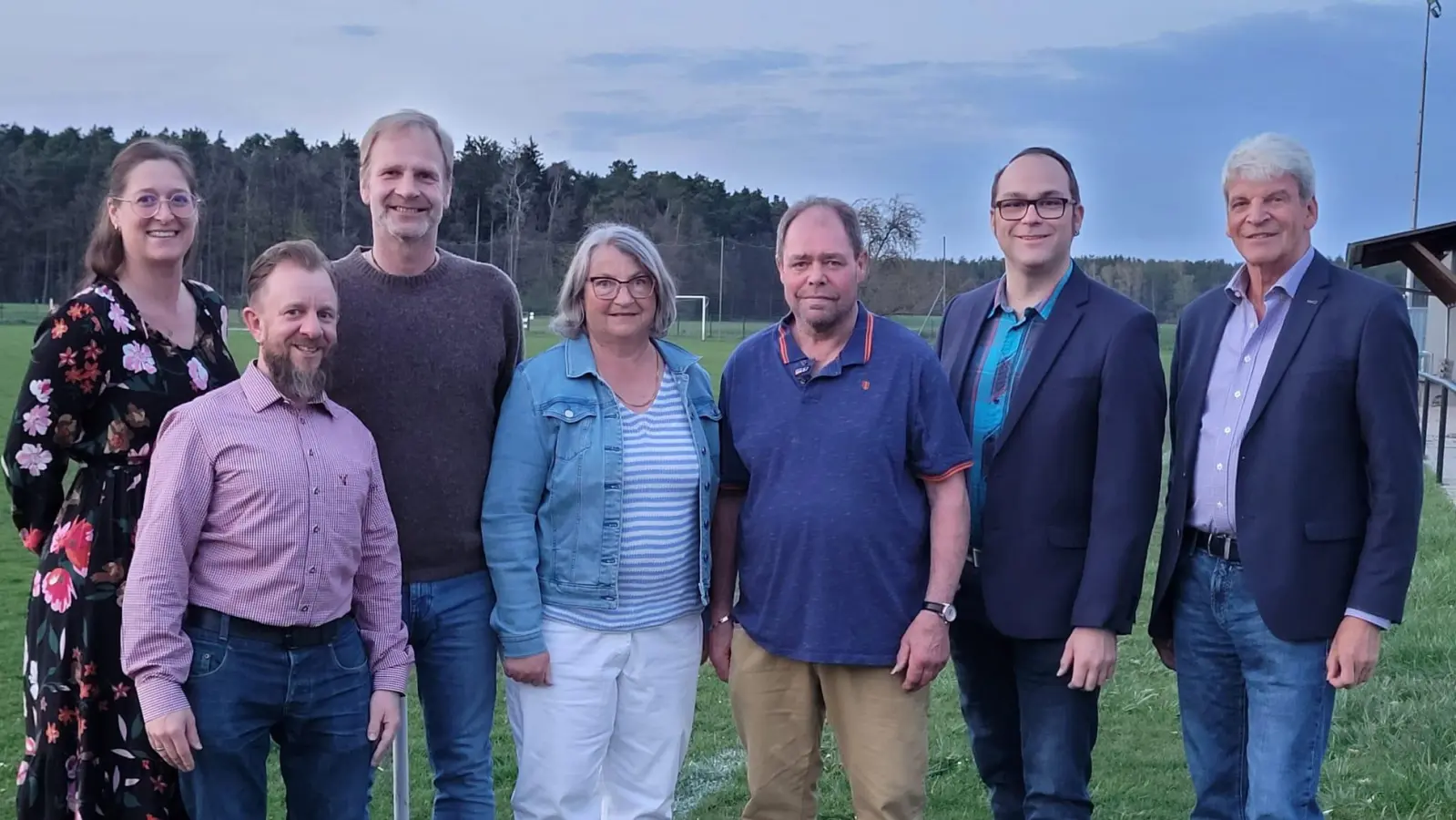 Anna Heigl, stellvertretende SPD-Vorsitzende, Vorsitzender Johannes Ambros, der stellvertretende Vorsitzende Markus Zagel (von links) sowie SPD-Kreisvorsitzender Michael Rischke und Fraktionssprecher Michael Gradl (von rechts) würdigten Waltraud Lobenhofer (vierte von links) und Rudi Kordein für ihr langjähriges kommunalpolitisches Engagement als Gemeinderäte. (Bild: Müller Margit)