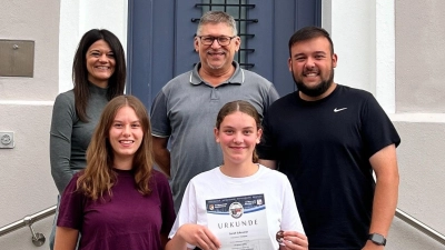 Sarah Scheuerer freut sich über die Urkunde und die Glückwünsche von Ramona Götz (von links), Leni Juraske, Stefan Karl und Lucas Gillitzer. (Bild: Leni Juraske)