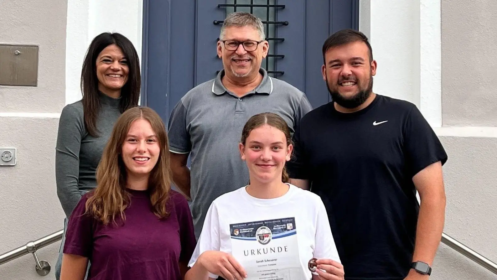 Sarah Scheuerer freut sich über die Urkunde und die Glückwünsche von Ramona Götz (von links), Leni Juraske, Stefan Karl und Lucas Gillitzer. (Bild: Leni Juraske)