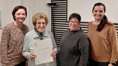 Foto von links: Kreisfachberaterin Manuela Pappenberger, Gerda Michl in Vertretung für Heribert Michl, 1.Vorsitzende Doris Deubzer, Bürgermeisterin Margit Bayer. (Bild: Doris Deubzer)
