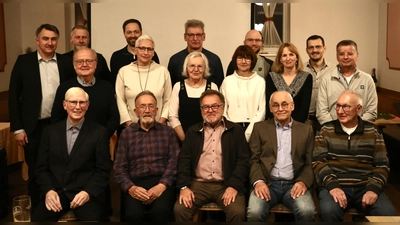 Vorstand Marco Schwab (hinten links) mit den geehrten Mitgliedern.  (Bild: Max Berschneider)