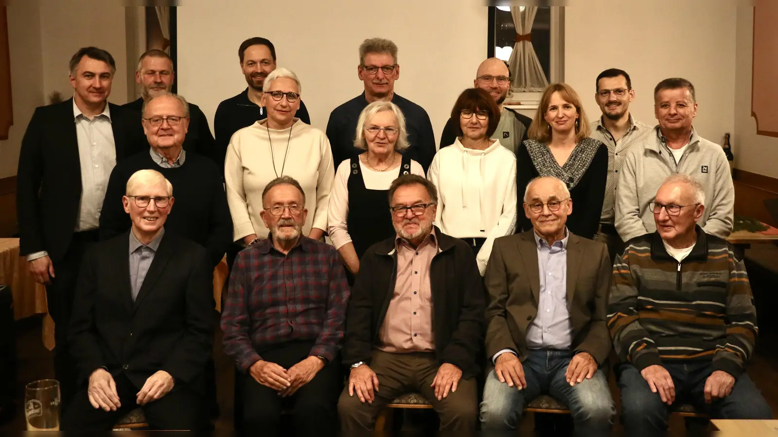 Vorstand Marco Schwab (hinten links) mit den geehrten Mitgliedern.  (Bild: Max Berschneider)