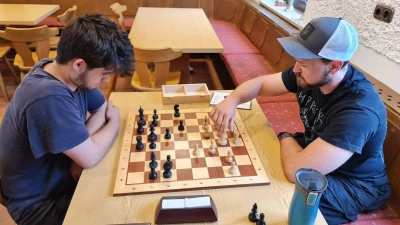 Markus Ternes (rechts) bei seinem Schlussrundensieg gegen Max Brückner. (Bild: Jürgen Zeitler)