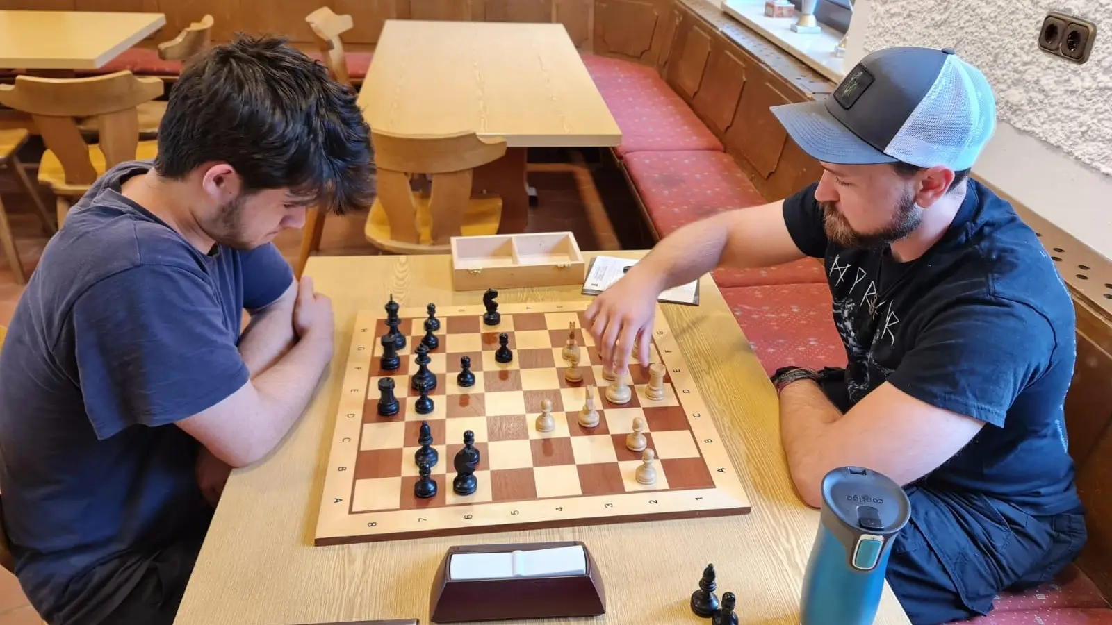 Markus Ternes (rechts) bei seinem Schlussrundensieg gegen Max Brückner. (Bild: Jürgen Zeitler)