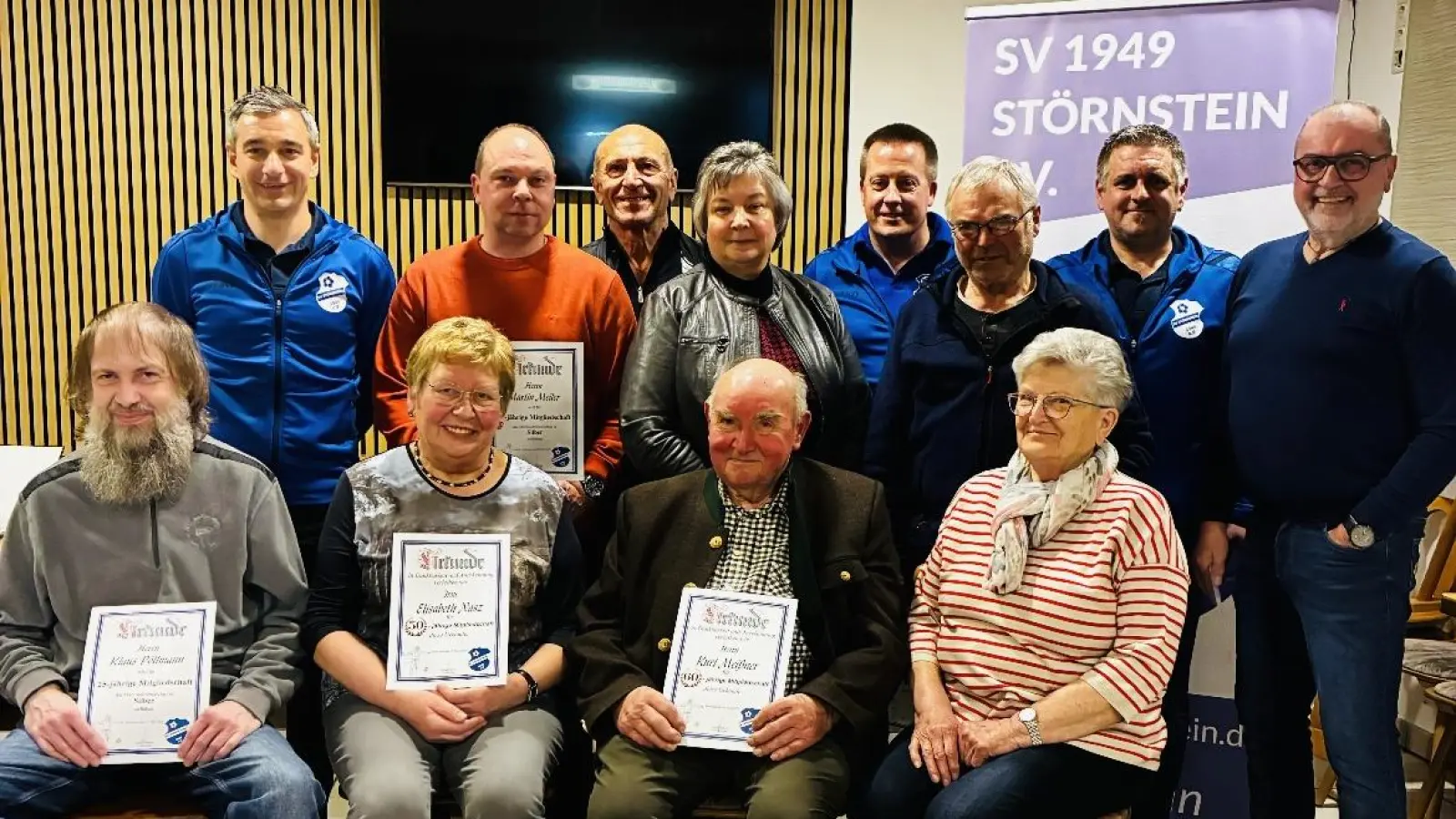 Im Bild die Vorstandschaft mit den geehrten Mitgliedern (Bild: Sandra Krügelstein)
