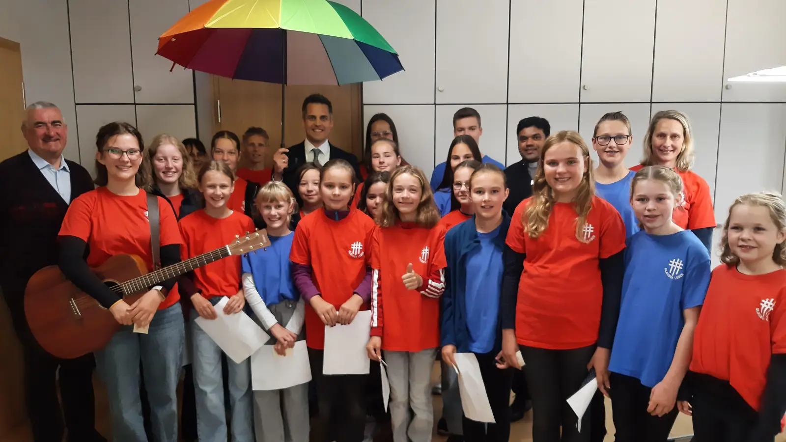 Pfarrer Alfons Kaufmann, Kaplan Chinna sowie Anita Niebauer und die Ministranten freuen sich über Zusage des Bürgermeisters Rudolf Teplitzky. (Bild: Anita Niebauer)