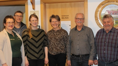 von links: Sportleiterin: Vanessa Breit, 3. Auflage: Gerd Kölbel, 1. Schützenklasse: Ann-Kathrinn Paa, Jubilarin: Barbara Söhnlein, 1. Auflage. Helmut Schötz, 2. Auflage. Ernst Danhauser; (Bild: Hans Siess)