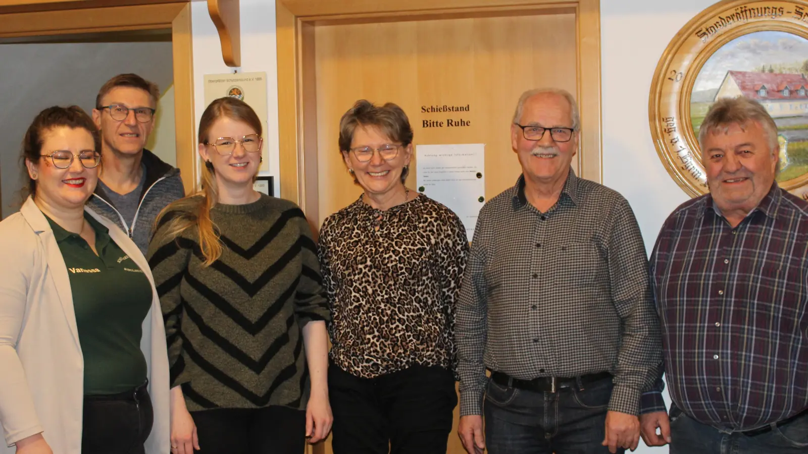 von links: Sportleiterin: Vanessa Breit, 3. Auflage: Gerd Kölbel, 1. Schützenklasse: Ann-Kathrinn Paa, Jubilarin: Barbara Söhnlein, 1. Auflage. Helmut Schötz, 2. Auflage. Ernst Danhauser; (Bild: Hans Siess)