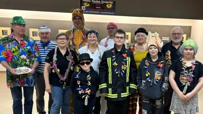 Die neu gekürte Faschingswürdenträger mit 2. Schießleiter Franz Pfab (2. Von links) (Bild: Thomas Kryschak)