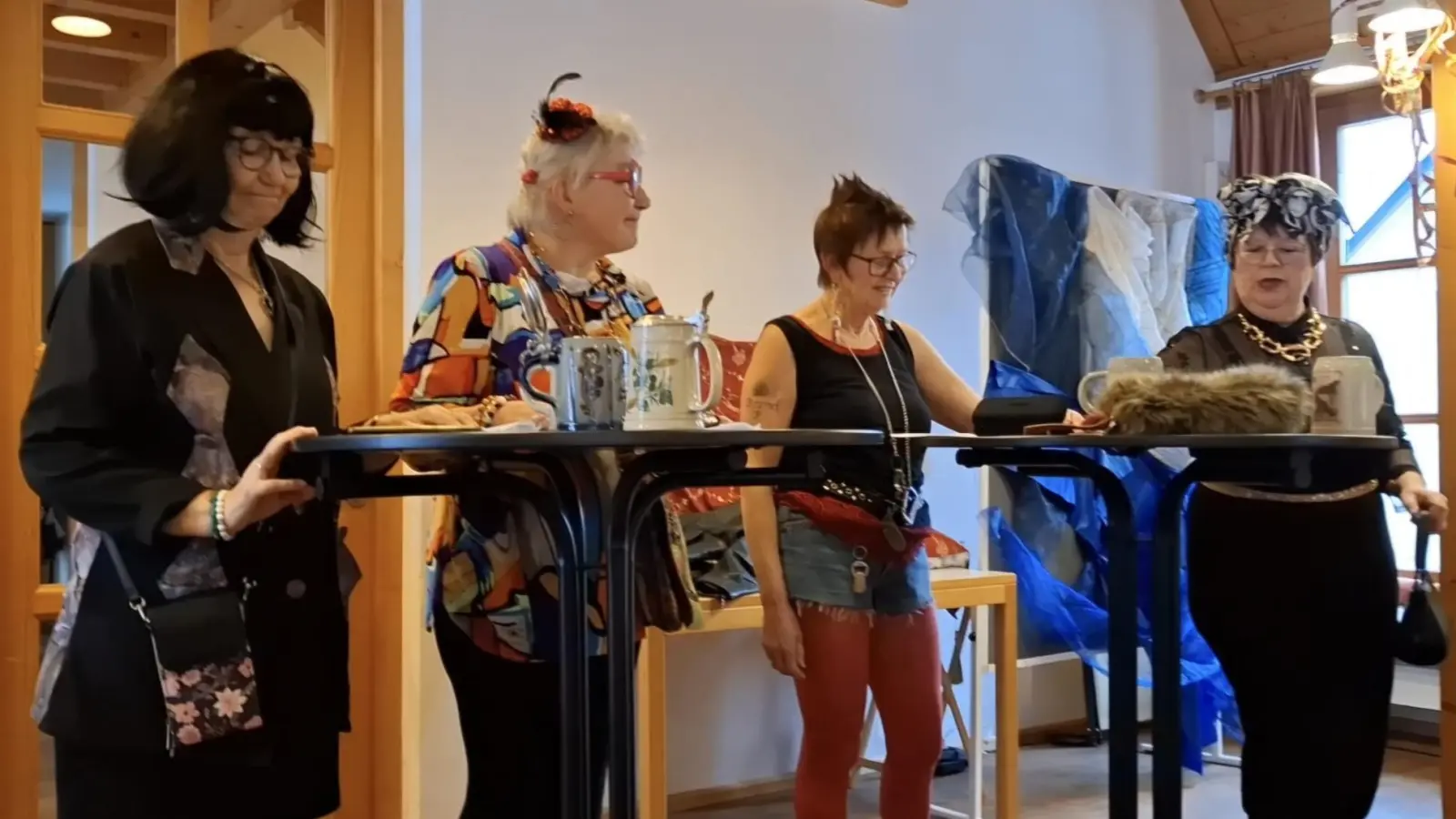 Die Krampfhenna von rechts Annelie Rauschert, Hannelore Stielper, Roswitha Pillhofer, Karin Rümpelein. Weitere Darsteller und Interpreten nicht am Bild; Lina Seitz, Kurt Stielper alias „Schorschi” und Diakon Bernd Deyerl alias DJ Ötzi . (Bild: Hannelore Stielper)