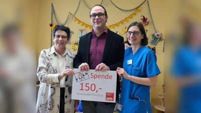 SPD-Fraktionsvorsitzender Michael Gradl übergibt eine Spende von 150 Euro an die Vorsitzenden von FLIKA Margit Meier(links) und Dr. Birgit Prey (rechts) (Bild: Verena Uschold)