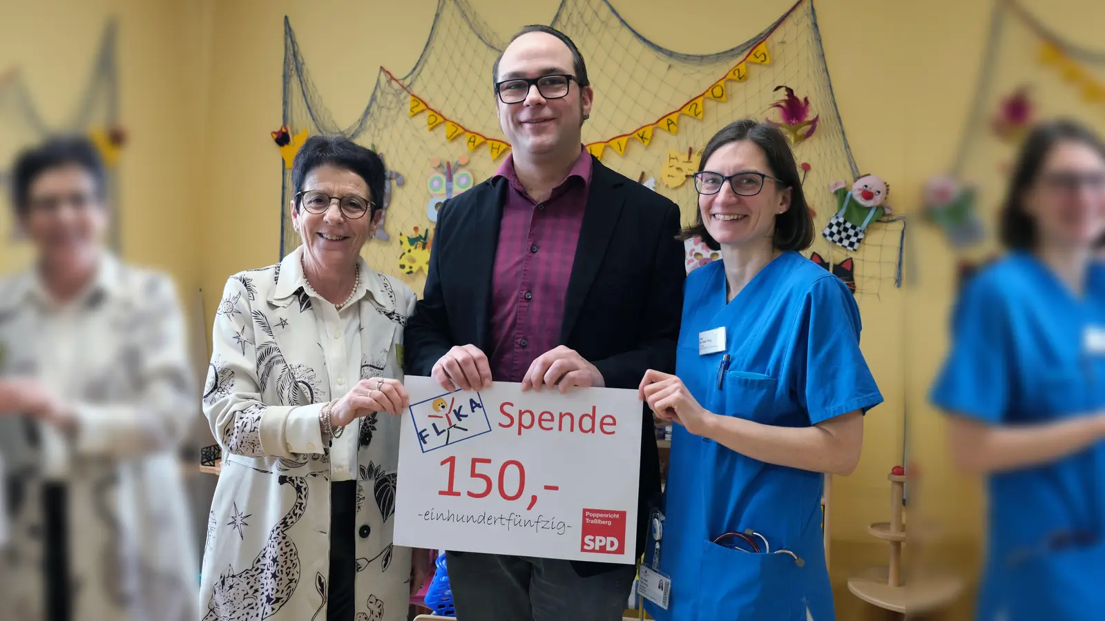 SPD-Fraktionsvorsitzender Michael Gradl übergibt eine Spende von 150 Euro an die Vorsitzenden von FLIKA Margit Meier(links) und Dr. Birgit Prey (rechts) (Bild: Verena Uschold)