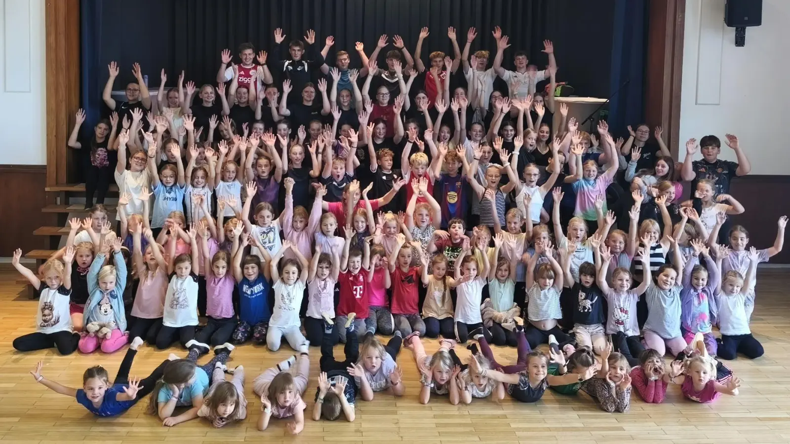 Tänzer/Tänzerinnen der FGP aller Altersklassen. Vom Vor-Vorschulkind bis zu jungen Erwachsenen (Bild: Bettina Krapfl)