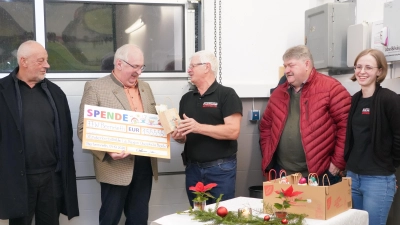 Für Herbert Putzer (Zweiter von links) von der Kinderkrebshilfe haben die Bernriether Feuerleute eine grandiose Spende von 1555,55 Euro nicht nur auf einem vorgefertigten, übergroßen symbolischen Scheck, sondern auch „in bar“ parat. Mit im Bild: Feuerwehr -Vorsitzender Hans Dittmann (Mitte) und seine Stellvertreterin Sina Bayer (rechts). (Bild: Franz Völkl)