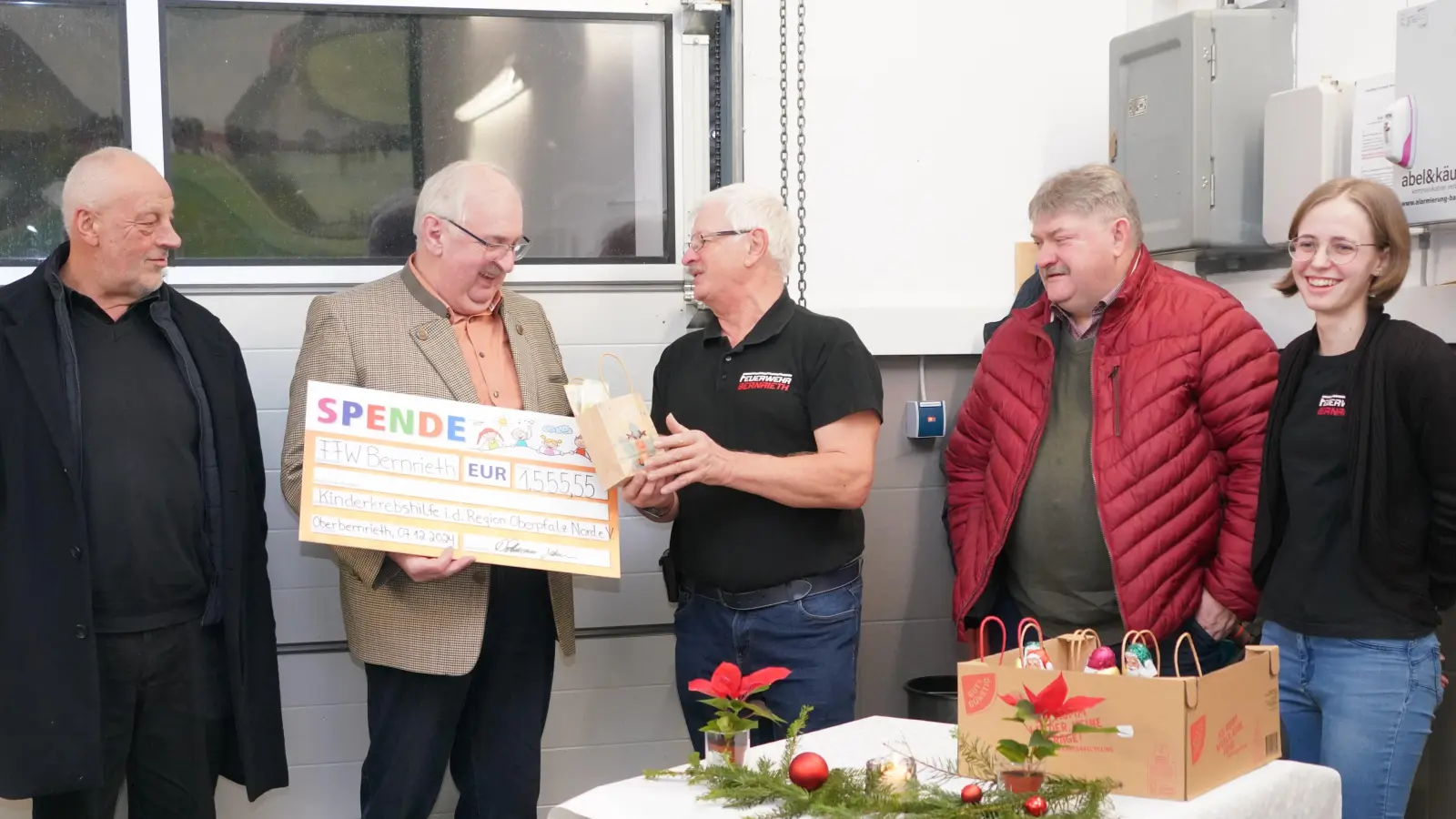 Für Herbert Putzer (Zweiter von links) von der Kinderkrebshilfe haben die Bernriether Feuerleute eine grandiose Spende von 1555,55 Euro nicht nur auf einem vorgefertigten, übergroßen symbolischen Scheck, sondern auch „in bar“ parat. Mit im Bild: Feuerwehr -Vorsitzender Hans Dittmann (Mitte) und seine Stellvertreterin Sina Bayer (rechts). (Bild: Franz Völkl)