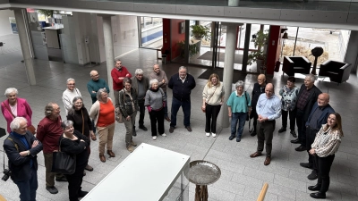 In der Eingangshalle der Reederei Minship begrüßten Matthias M. Ruttmann und Jürgen W. Ruttmann die SPD-Senioren und Seniorinnen. (Bild: Reinhold Strobl)