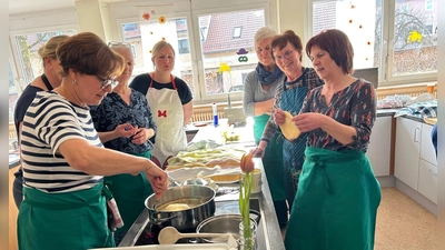 Küchel und Krapfen backen des Obst- und Gartenbauverein Angfeld. (Bild: Nadine Meier)