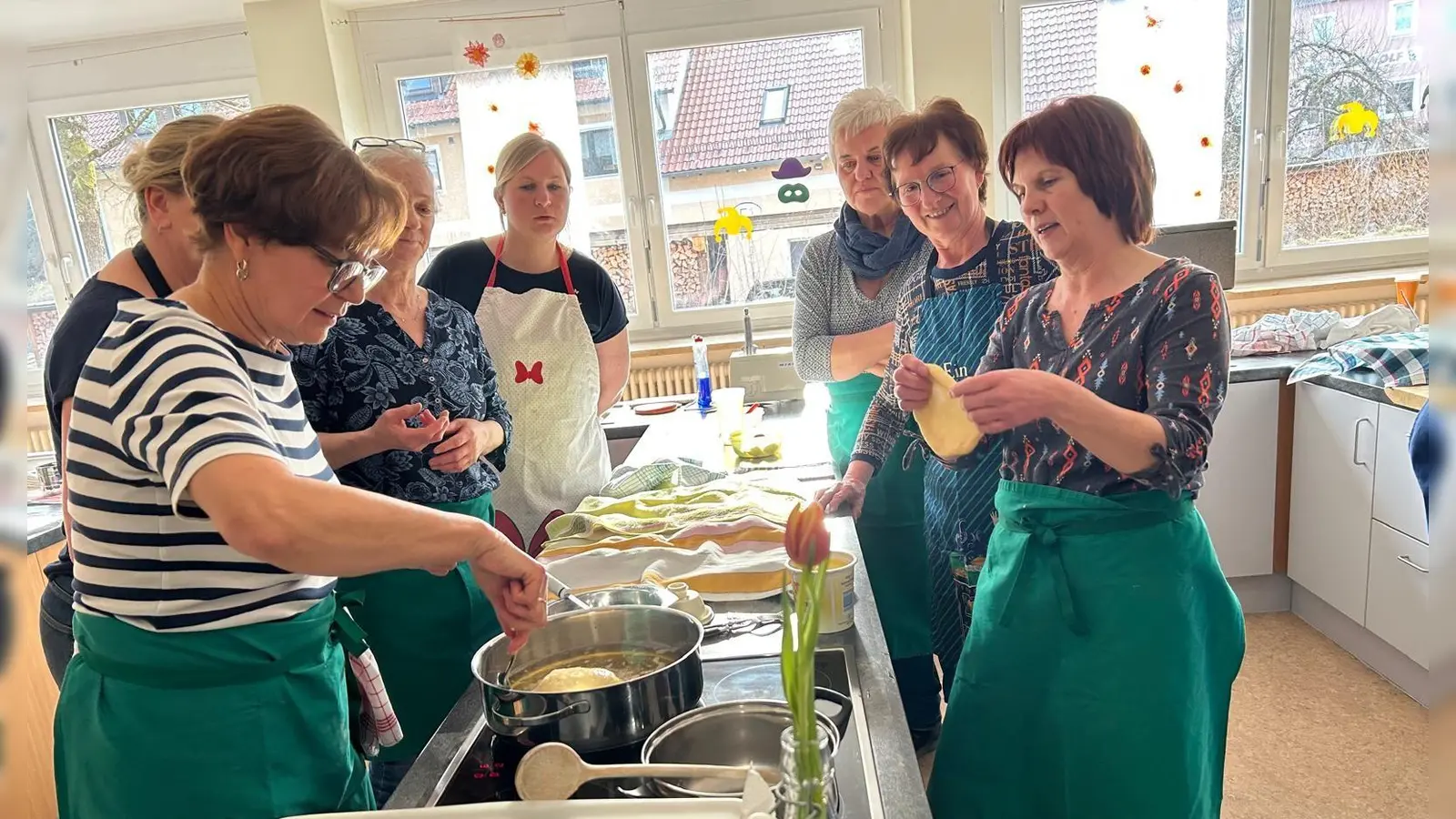 Küchel und Krapfen backen des Obst- und Gartenbauverein Angfeld. (Bild: Nadine Meier)