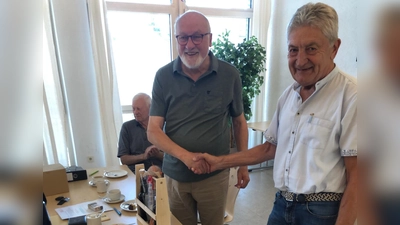 Herbert Rudolph (rechts), Vorsitzender der CSU-Seniorenunion Kreisverband Neustadt/WN., gratuliert dem immer noch sehr aktiven Ehrenvorsitzenden Georg Stahl (links) zum 85. Geburtstag. (Bild: Hans Simmerl)