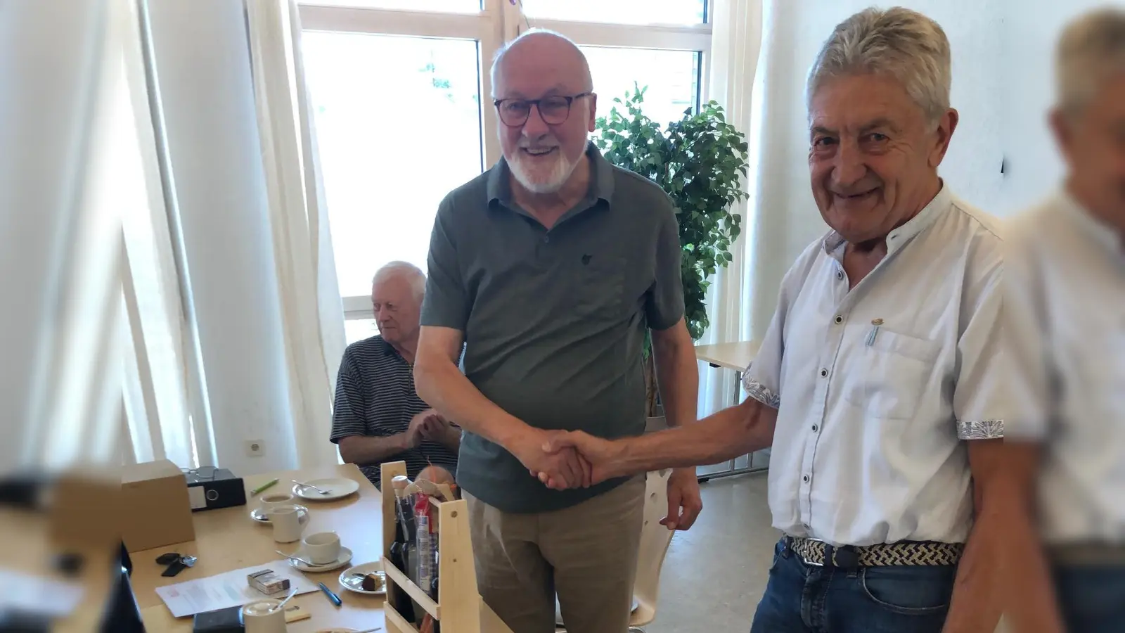 Herbert Rudolph (rechts), Vorsitzender der CSU-Seniorenunion Kreisverband Neustadt/WN., gratuliert dem immer noch sehr aktiven Ehrenvorsitzenden Georg Stahl (links) zum 85. Geburtstag. (Bild: Hans Simmerl)