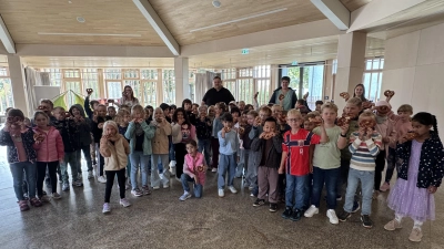 Die Schulanfänger freuen sich gemeinsam mit Fördervereinsvorsitzenden Helmut Zeitler und den drei Klassenleiterinnen über die Brezenspende. (Bild: Karin Gleißner )