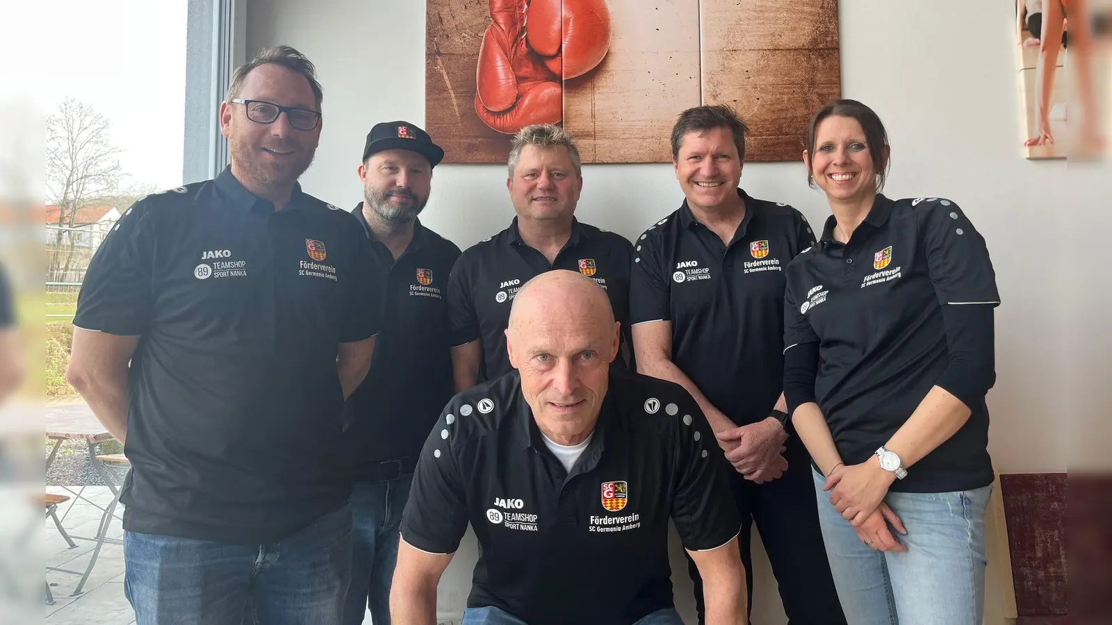 Bild: hinten von links: Eckl Oliver, Mrvec Marco, Singer Konrad, Gold Michael, Donhauser Gabi,<br> vorne: Scherm Thomas. (Bild: Michael Mutzbauer)