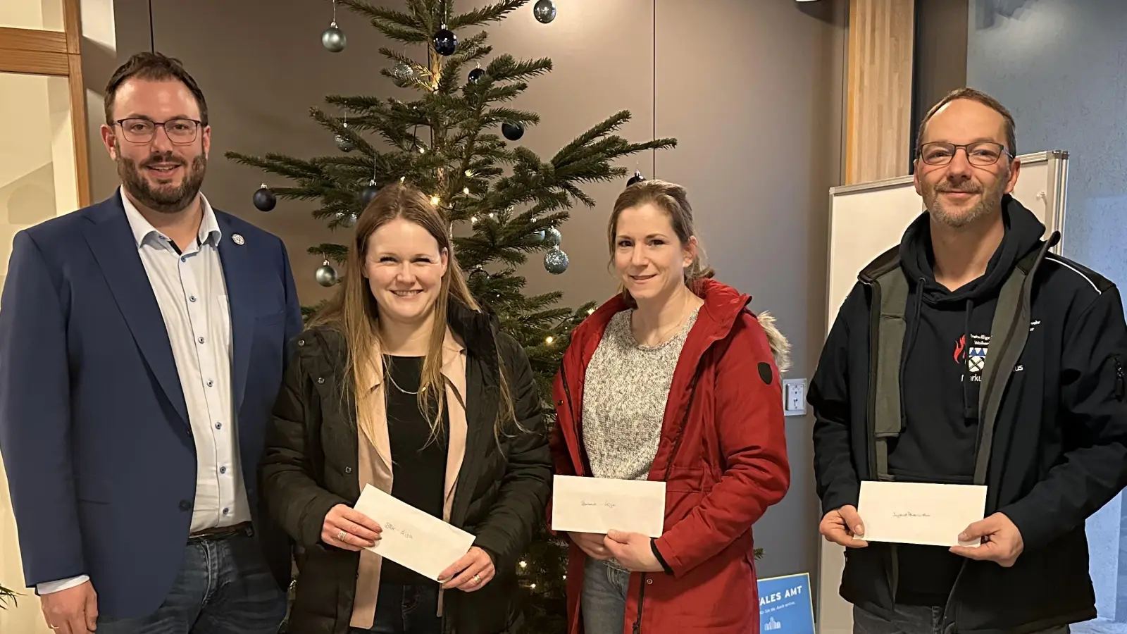 Spendenübergabe an die Elternbeiräte des Kiga St. Barbara und BRK sowie an die Jugendfeuerwehr Weiherhammer. (Bild: Julian Kraus)