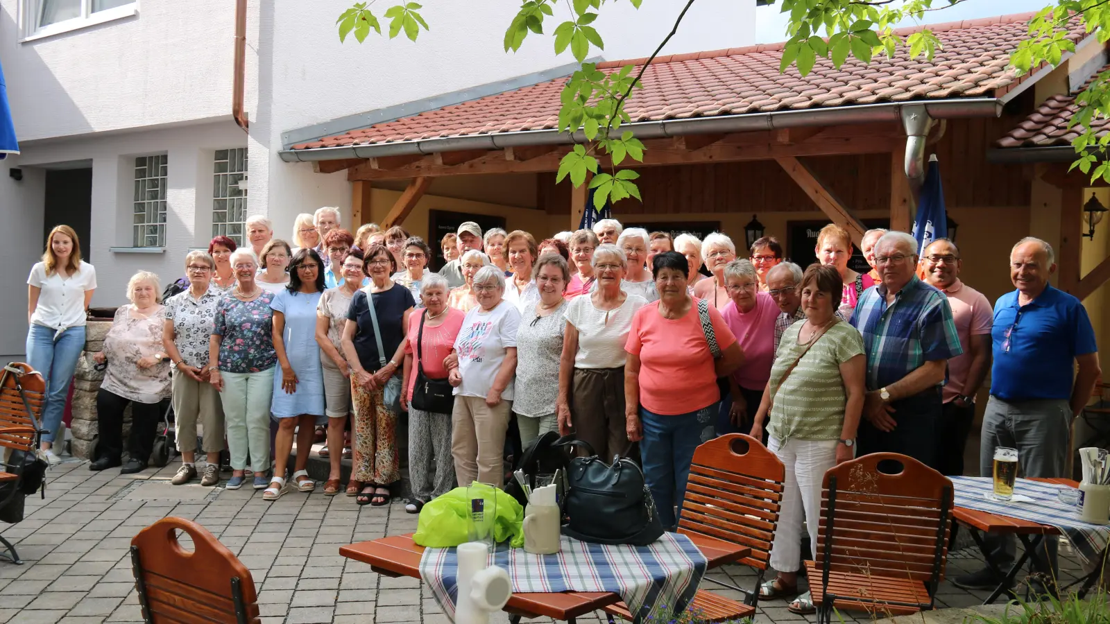 Rundum zufrieden und versehen mit vielen neuen Eindrücken stellte sich die Reisegruppe der Schlichter Senioren im Biergarten noch zu einem Gruppenbild auf.  (Bild: Werner Prechtl)