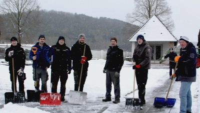 Rund 25 Jahre schon verrichten Kameraden der Niedermuracher Feuerwehr den Winterdienst im Friedhof. Thomas Pirzer (Bildmitte) unterstützt die Räumarbeiten mit dem Schneepflug am Schlepper. Nach getaner Arbeit gibt’s noch kameradschaftliche Unterhaltung. (Bild: Josef Böhm)