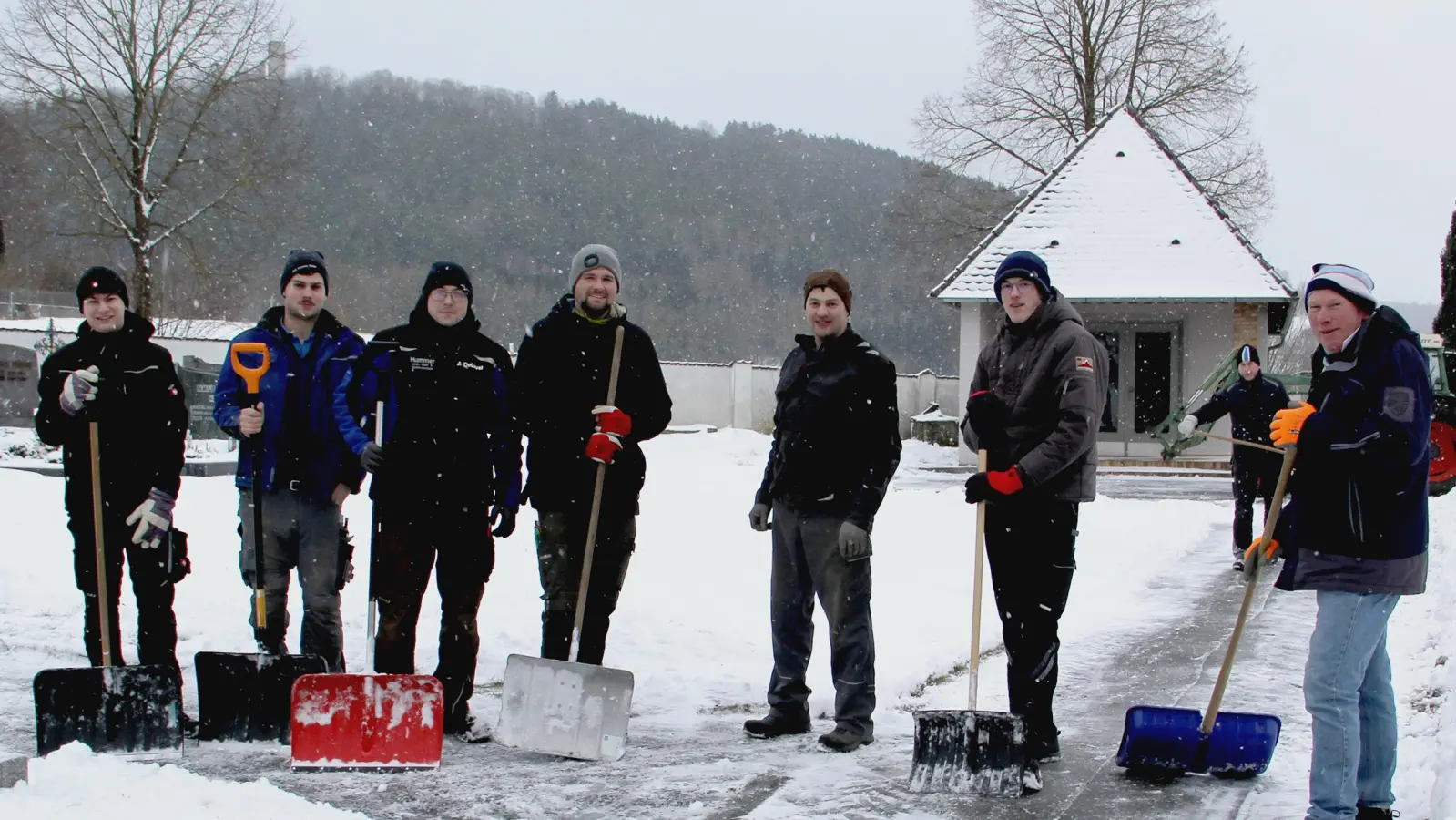 Rund 25 Jahre schon verrichten Kameraden der Niedermuracher Feuerwehr den Winterdienst im Friedhof. Thomas Pirzer (Bildmitte) unterstützt die Räumarbeiten mit dem Schneepflug am Schlepper. Nach getaner Arbeit gibt’s noch kameradschaftliche Unterhaltung. (Bild: Josef Böhm)