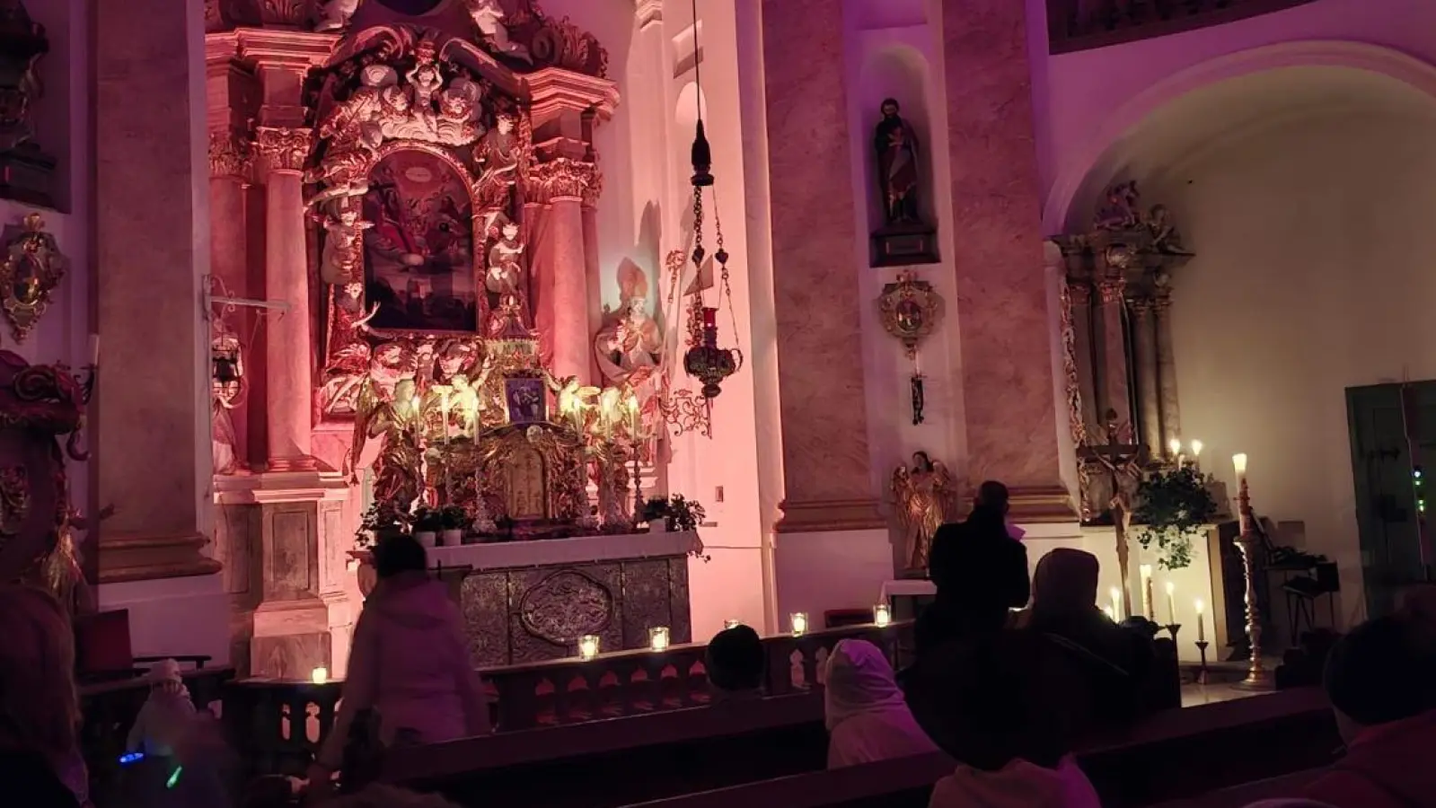 Zum Abschluss ging es dann in die besonders beleuchtete Kirche, wo jede und jeder Heilige suchen und entdecken durfte. (Bild: Thomas Vogl)