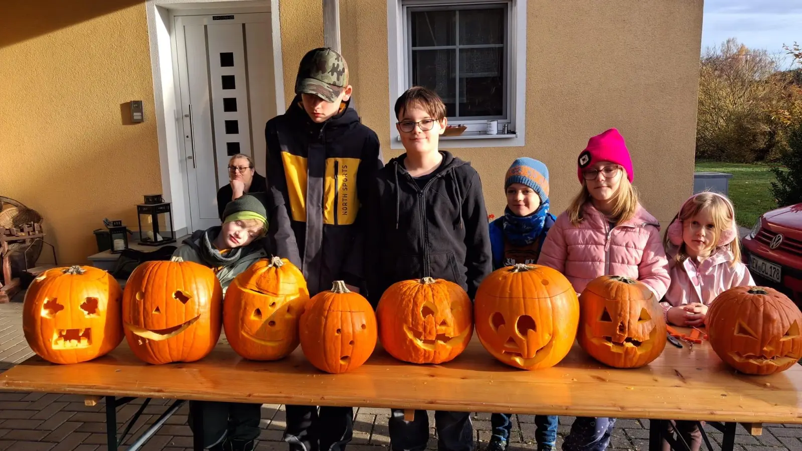 Stolz präsentieren die Kinder die geschnitzten Halloween-Kürbisse (Bild: Claudia Landgraf)