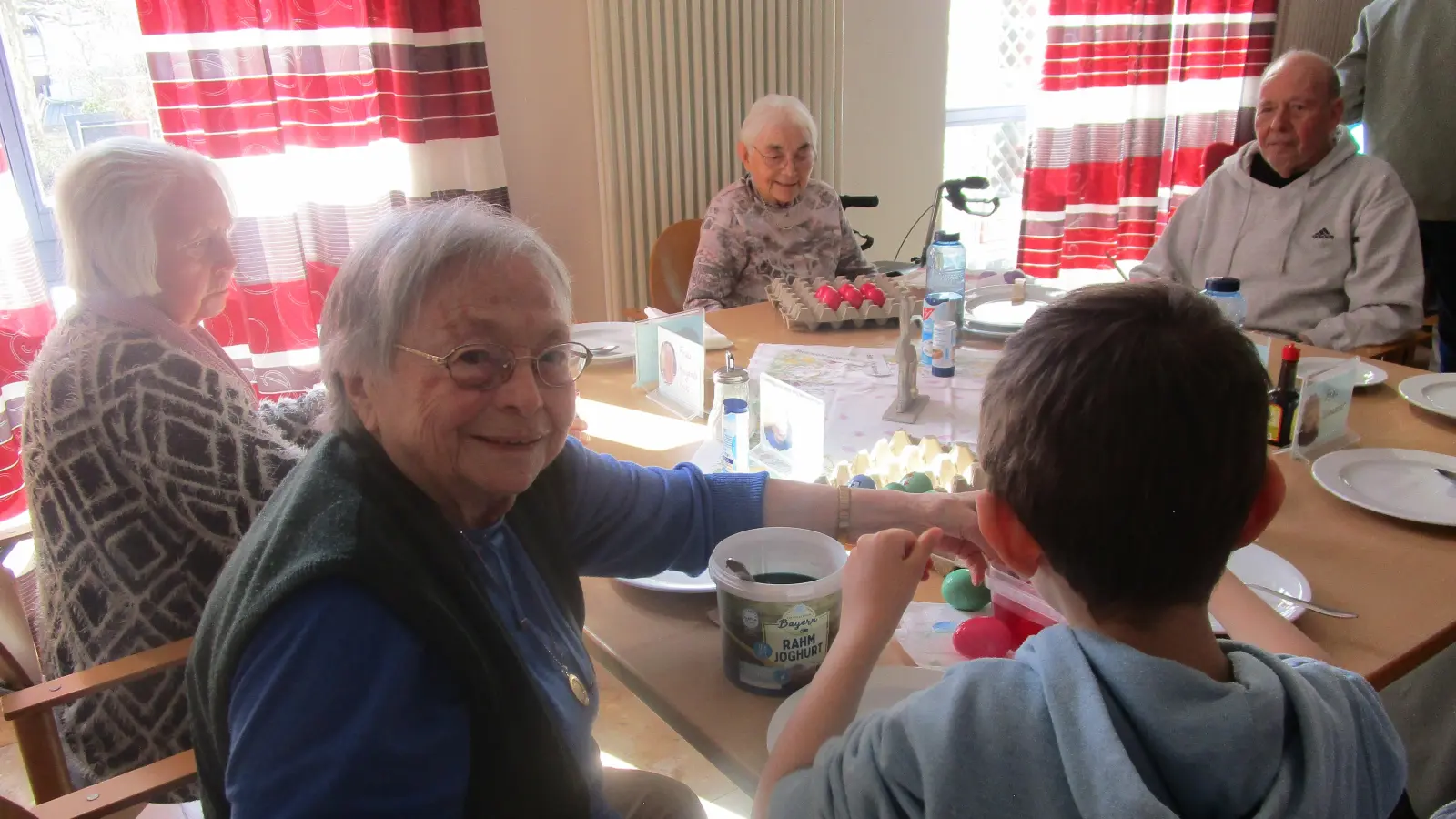 Marienheimsenioren und Kindergartenkinder färben gemeinsam Ostereier (Bild: Daniela Donhauser)