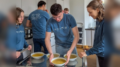 Bei den Vorbereitungen zum Fastenessen der KLJB Waldthurn sind auch die Burschen gefragt (Bild: Dorothee Pleyer)