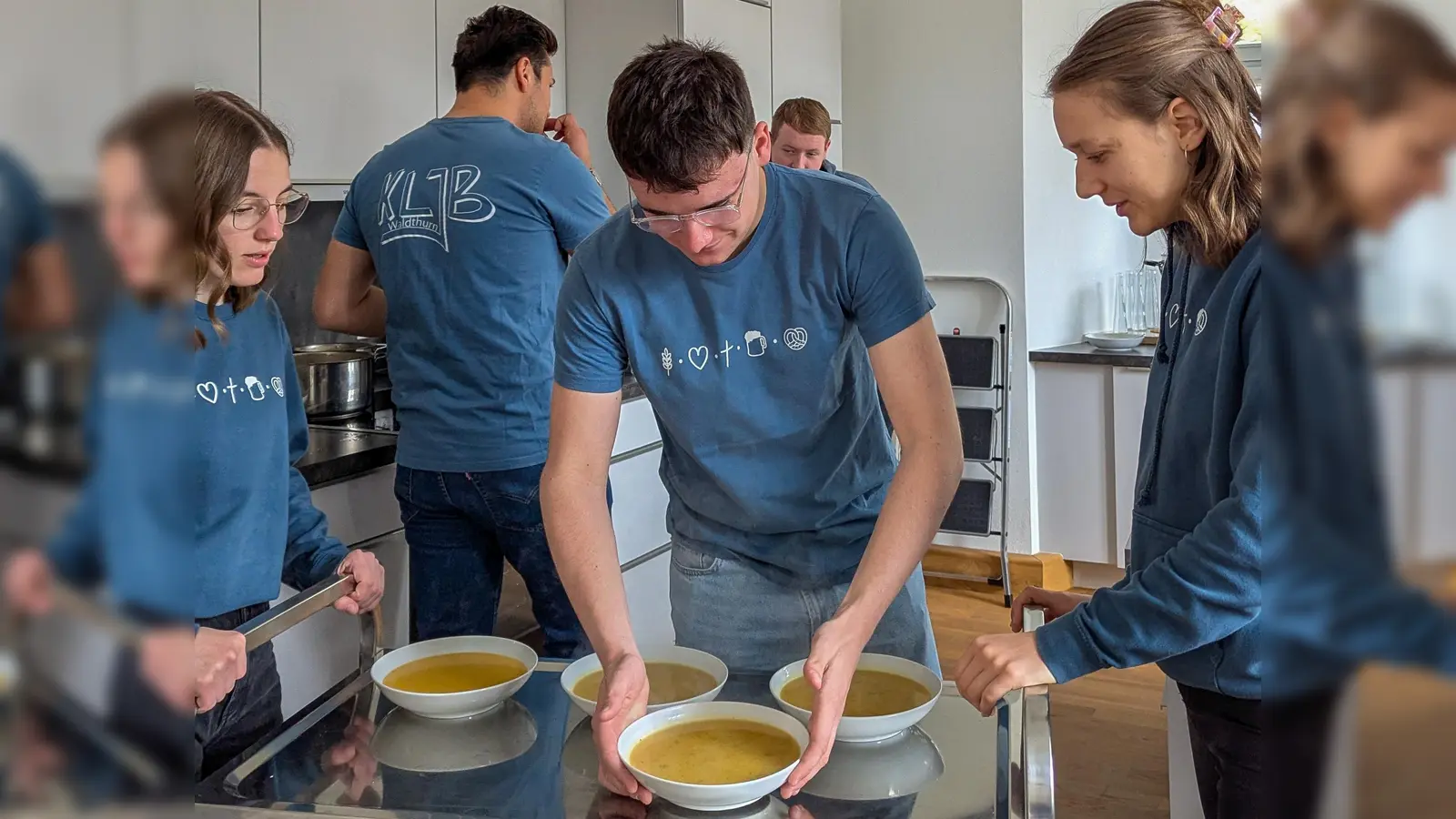 Bei den Vorbereitungen zum Fastenessen der KLJB Waldthurn sind auch die Burschen gefragt (Bild: Dorothee Pleyer)