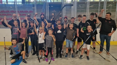 17 Jungs und Mädchen hatten sichtlich Spaß am Training mit den beiden Profis des Deggendorfer SC. (Bild: Sebastian Blay)