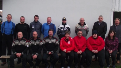 Die Mannschaftsvertreter der vier erstplatzierten mit den 2. Bürgermeistern hinten rechts Markus Scharnagl Waldsassen und Johann Brandl Mitterteich sitzend rechts Organisatorin und Wettbewerbsleiterin Nicole Stark (Bild: Franz Heinrich)