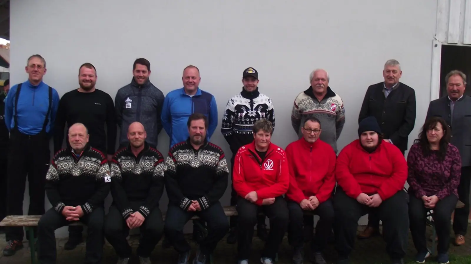 Die Mannschaftsvertreter der vier erstplatzierten mit den 2. Bürgermeistern hinten rechts Markus Scharnagl Waldsassen und Johann Brandl Mitterteich sitzend rechts Organisatorin und Wettbewerbsleiterin Nicole Stark (Bild: Franz Heinrich)