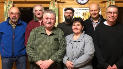 Der Vorstand des Imkervereins Wernberg-Köblitz setzt sich zusammen aus (von links) Schriftführer Werner Kick, Beisitzer Albert Biller, Beisitzer Herbert Kreuzer, 2. Vorstand Thomas Wiesgickl, 1. Vorsitzende Carmen Kreuzer, Kassenwart Reinhard Herbst und Beisitzer Joachim Scholz. Nicht im Bild Mike Zschögner. (Bild: Werner Kick)