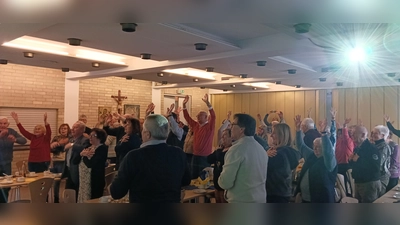 Mit einfachen Übungen wurde rund 70 Teilnehmern der Bewegungskurs GESTALT nahegebracht. (Bild: Siegfried Bock)