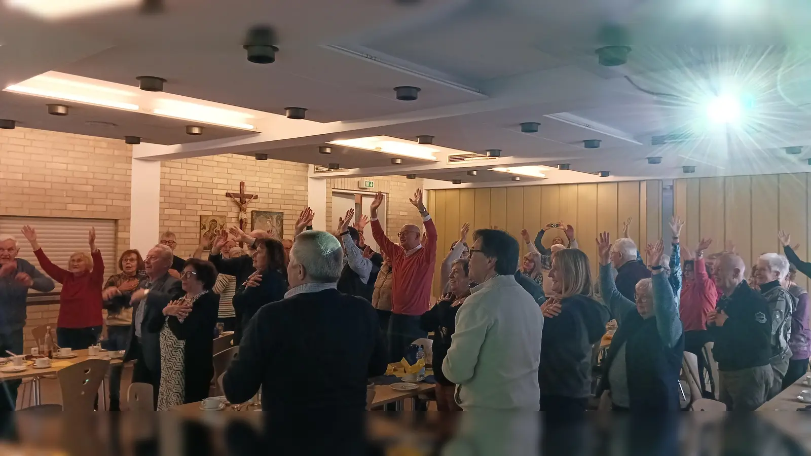 Mit einfachen Übungen wurde rund 70 Teilnehmern der Bewegungskurs GESTALT nahegebracht. (Bild: Siegfried Bock)