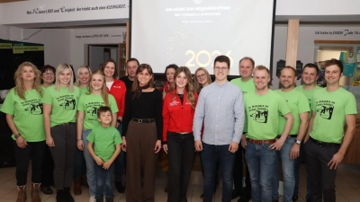 Das Kongo Bar Team spendete in diesem Jahr für die Jugendabteilungen des 1. FC Rieden und der Narrhalla Rot-Weiß-Gold Rieden. (Bild: Michael Rabenhofer)