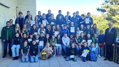 Am Gaujugendschießen 2025 nahmen fast 130 Starter teil, und erreichten beachtliche Ergebnisse. Dazu gratulierten besonders die Gaujugendleiter Marc Zenger u. Andreas Wilhelm ( Links im Bild ) sowie Gauschützenmeister Klaus Ketzler (rechts im Bild).  (Bild: Hans Schlosser)