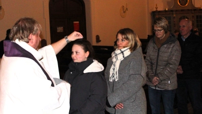 Mit einem Aschekreuz segnete Pfarrer Albert Hölzl die Gläubigen am Ende des Bußgottesdienstes am Aschermittwoch in Tiefenbach. (Bild: Nikolaus Scherr)